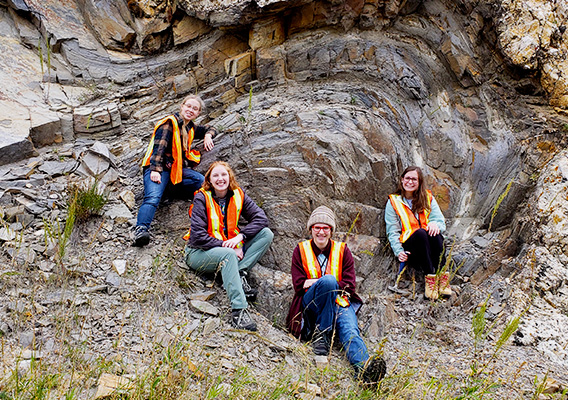 Geology students participate in a field trip