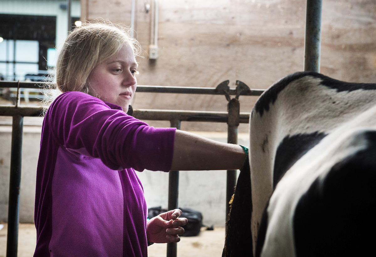 Students in Dairy Nutrition lab at Mann Valley Farm 09182017 kmh-4