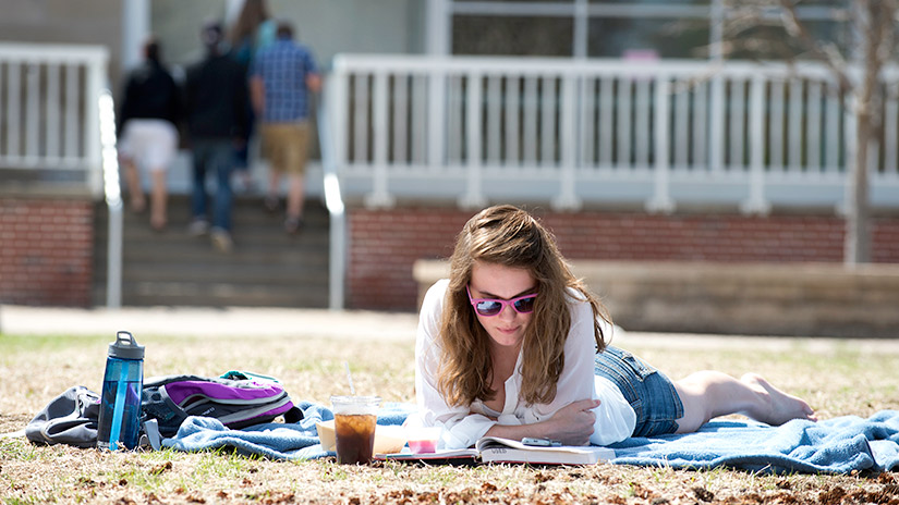 Student-studies-on-University-Mall-05062013-kmh-1